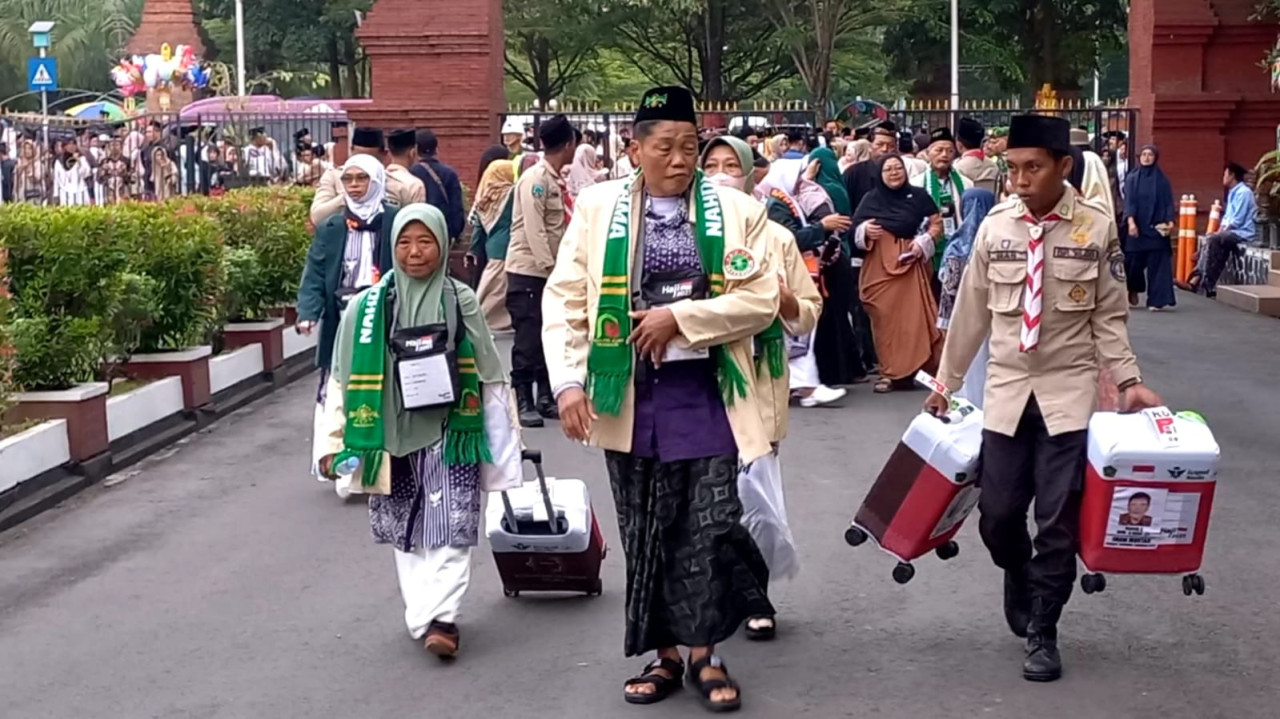 CJH asal Trenggalek saat diberangkatkan ke asrama haji Sukolilo. (Foto: Bramanta Pamungkas/jatimnow.com)