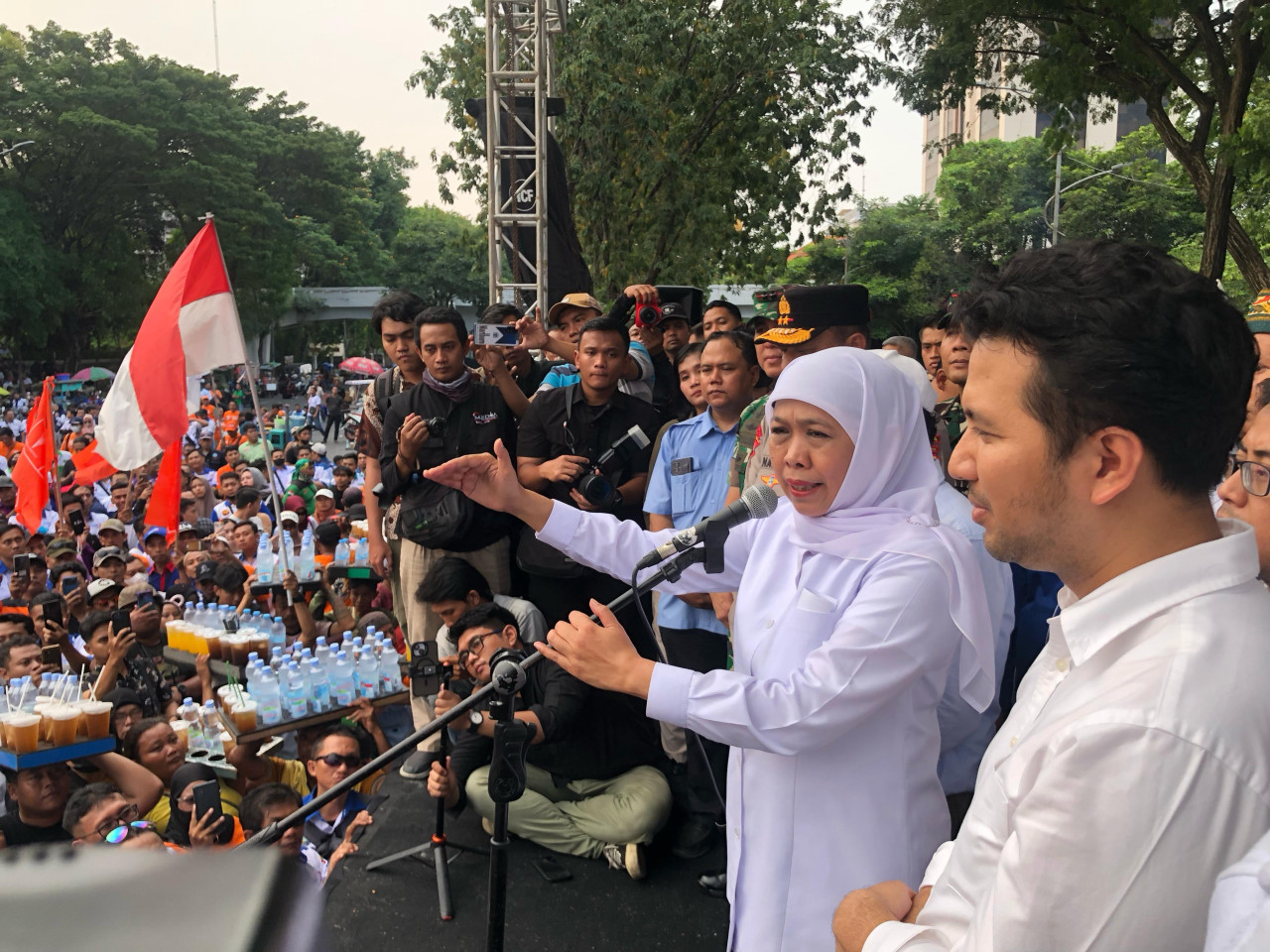 Sambutan Khofifah di depan para buruh Jatim (foto: Rizki/jatimnow.com)