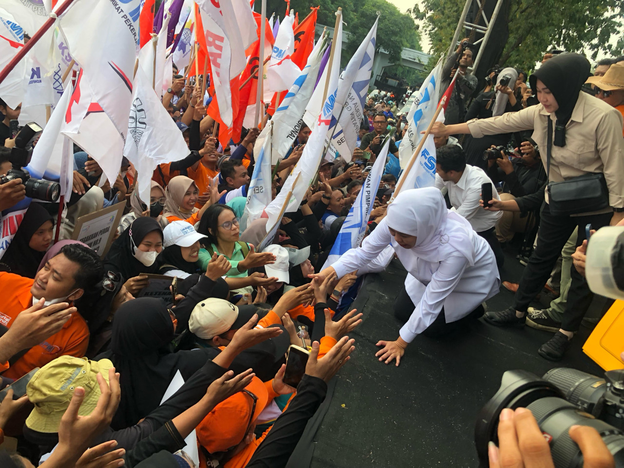 Foto: Gubernur Khofifah dan Buruh Tukar Kado