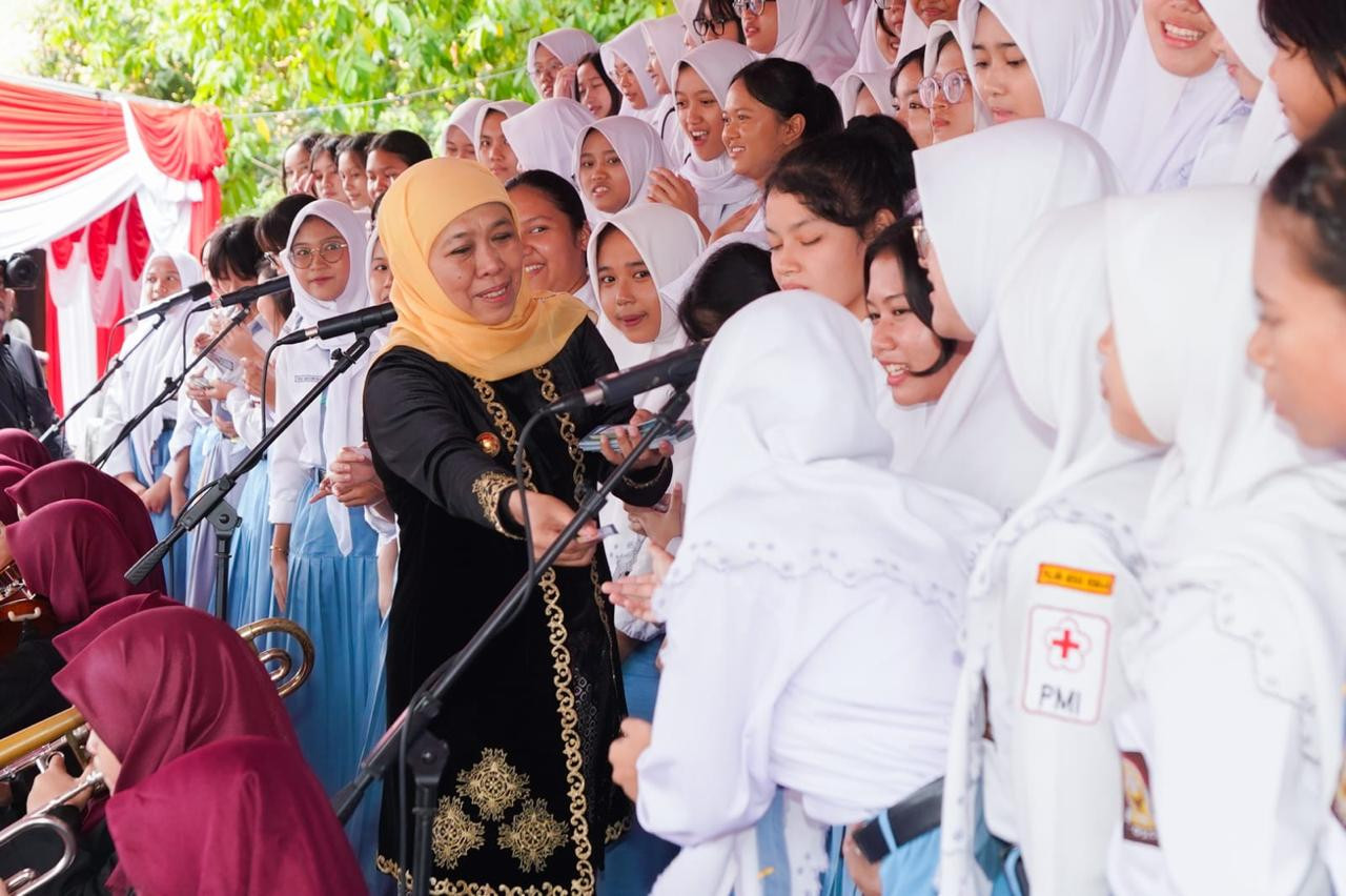 Khofifah menyapa siswi Jatim di sela Upacara Peringatan Hardiknas 2025 di Gragadi (foto: Humas Pemprov Jatim for jatimnow.com)
