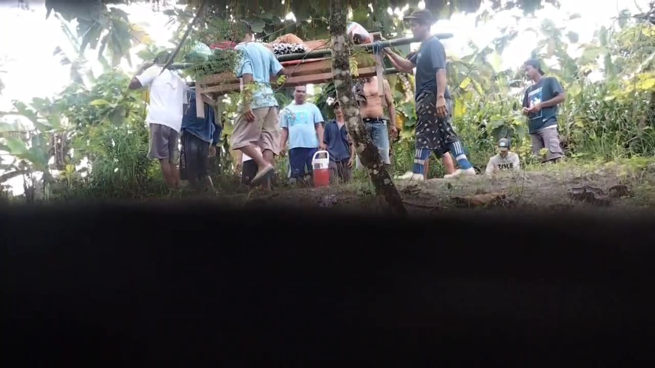 Ibu muda di tandu pulang karena akses jalan tak bisa di lewati ambulans (tangkapan layar)