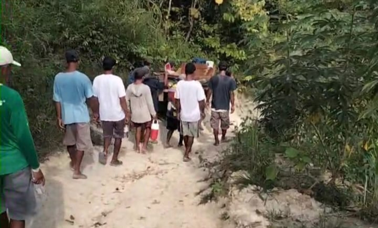 Susanti saat di tandu pulang ke rumahnya usai melahirkan (tangkapan layar)