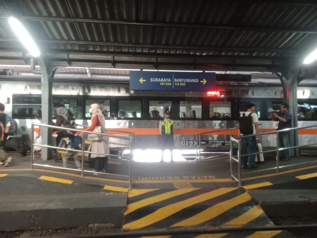 Antrean penumpang KA (foto: Sugianto/jatimnow.com)