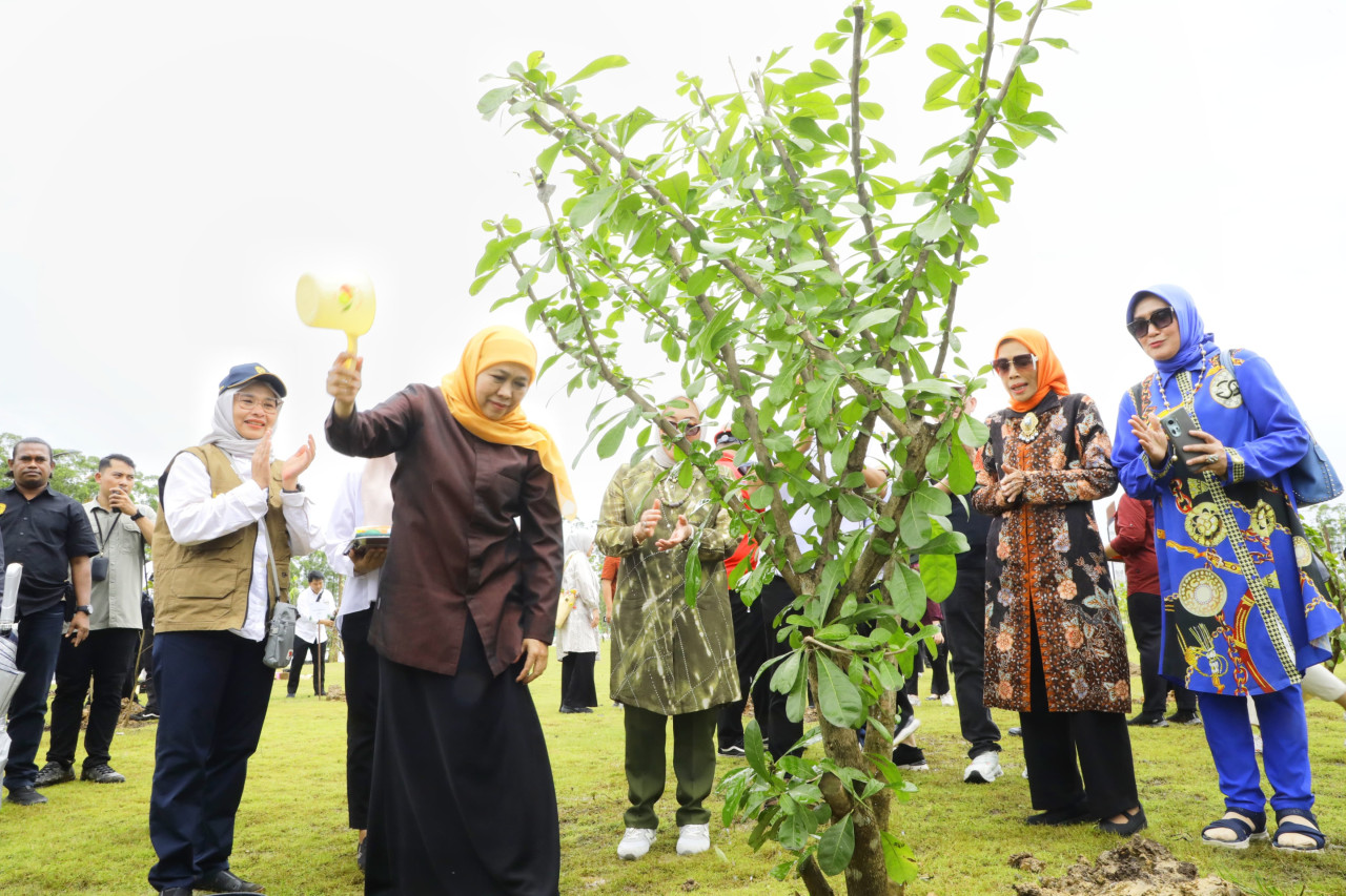 Gubernur Khofifah saat menanam pohon maja di IKN (foto: Humas Pemprov Jatim for jatimnow.com)