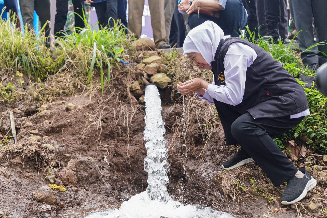 Merasakan kesegaran air SPAM Singosari (foto: Humas Pemprov Jatim for jatimnow.com)