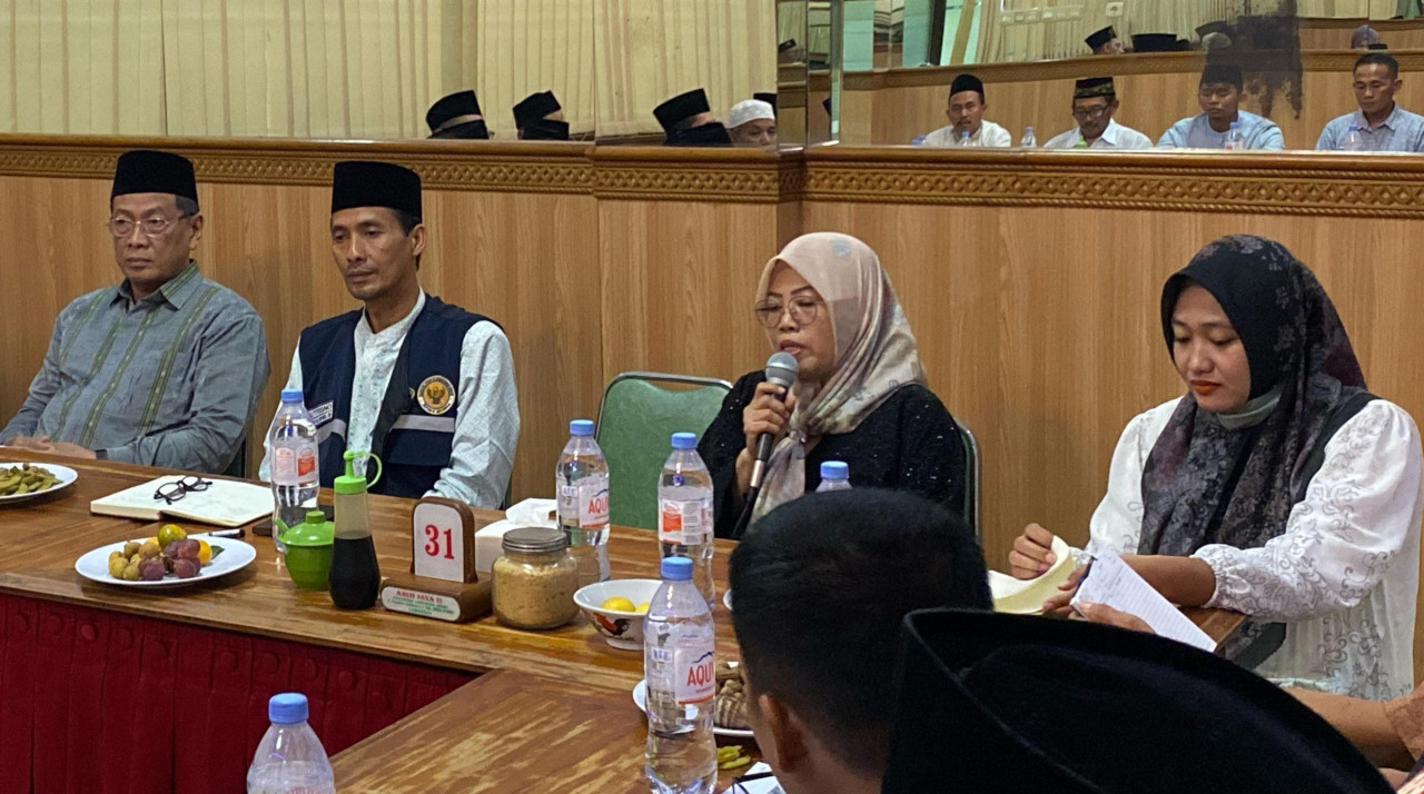 Nur Endah (baju hitam) saat memberikan pendampingan pada jemaah haji Lamongan (foto: Adit/jatimnow.com)
