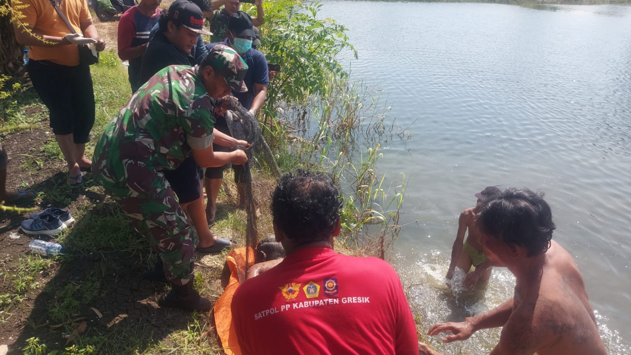 Proses evakuasi (foto: Polsek Menganti for jatimnow.com)