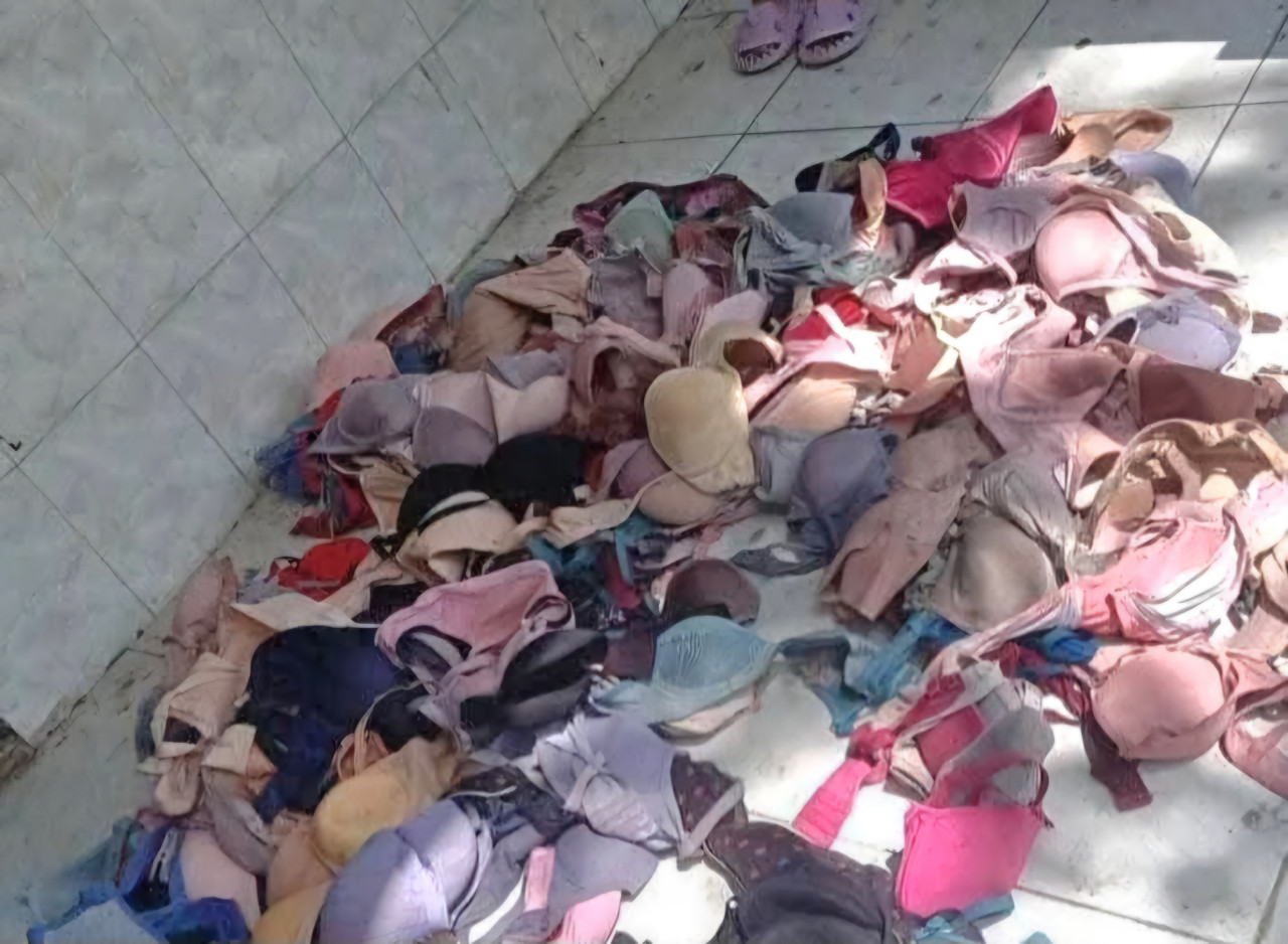 Ratusan BH saat dikeluarkan dari dalam karung (tangkapan layar)