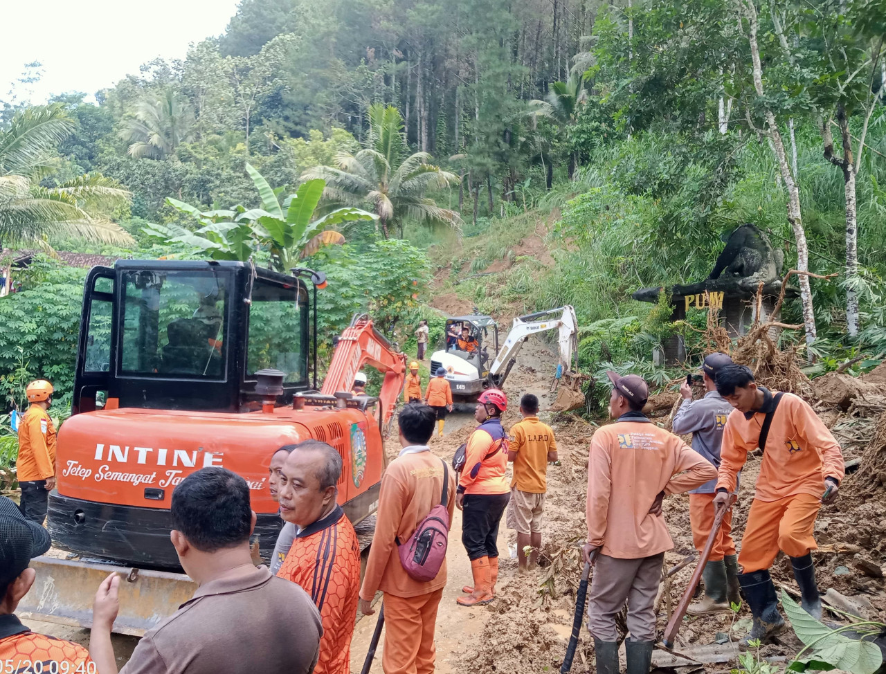 Proses pembukaan akses jalan longsor oleh BPBD Jatim (foto: BPBD Jatim for jatimnow.com)