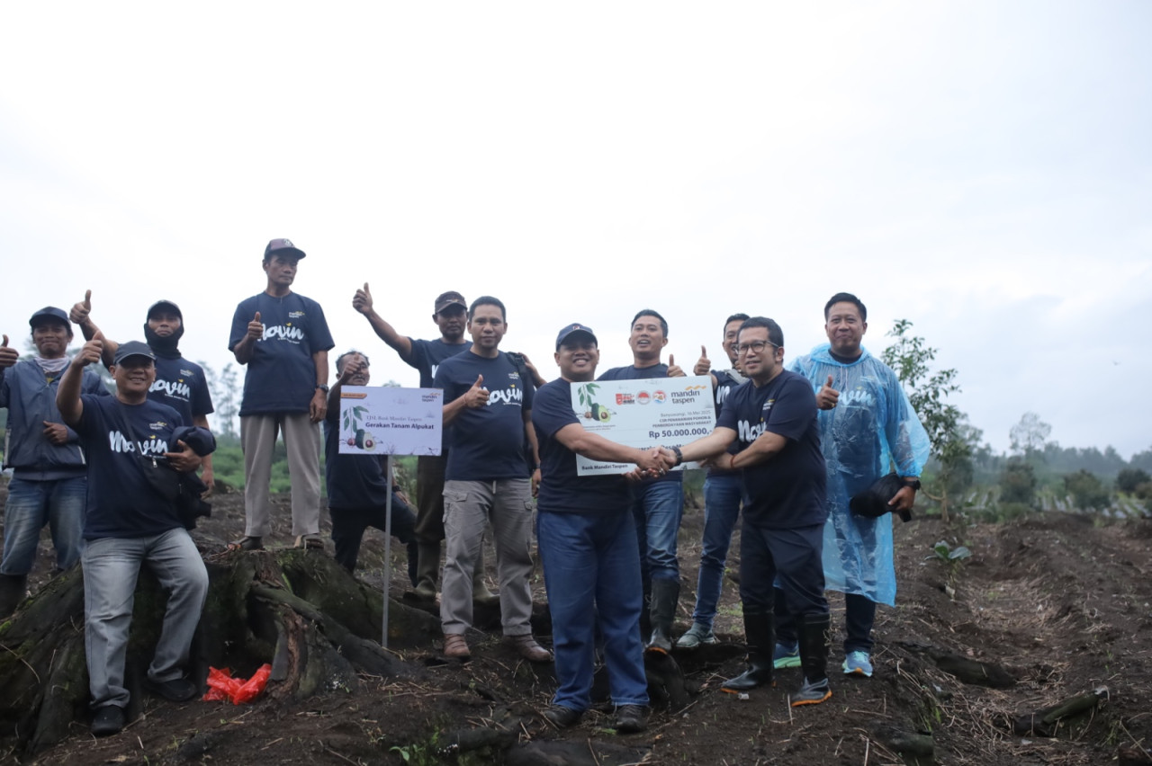 Sekretaris Perusahaan Bank Mandiri Taspen, Errinto Pardede, dan Direktur PT Alpukat Teratai Jaya, Mohammad Yazid Sofyan (parto for jatimnow)