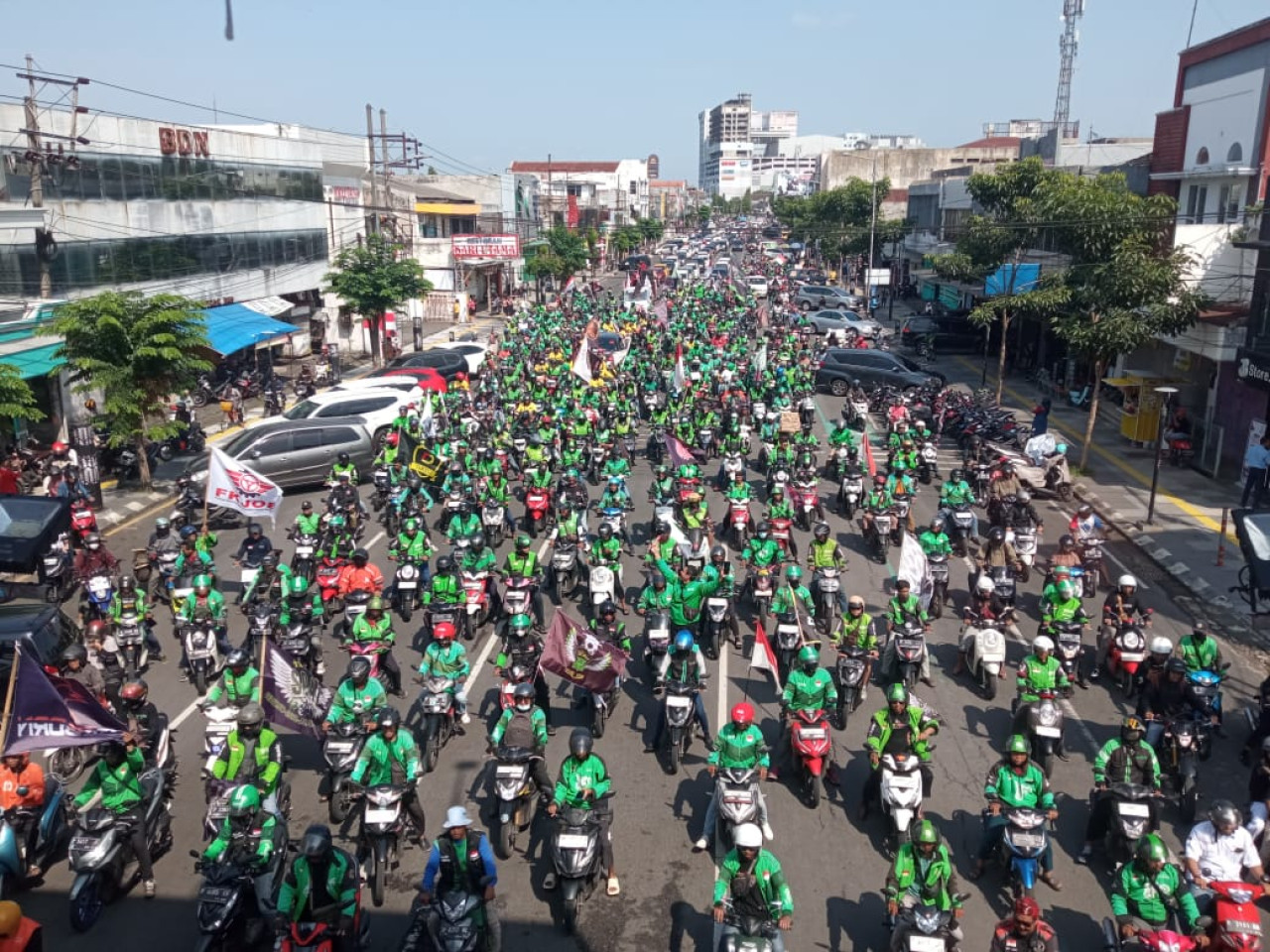 Unjuk rasa ojol Jember (foto: sugianto/jatimnow.com)