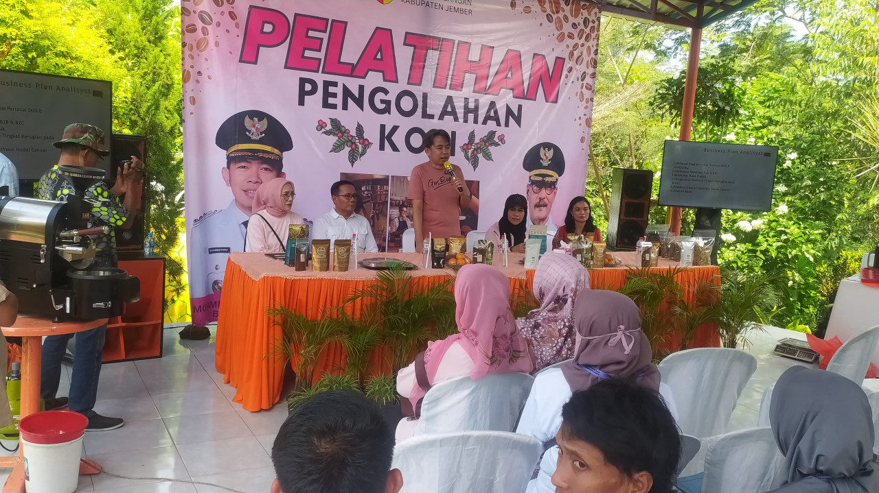 Bupati Fawait hadir dalam pelatihan barista (foto: Kominfo Surabaya for jatimnow.com)