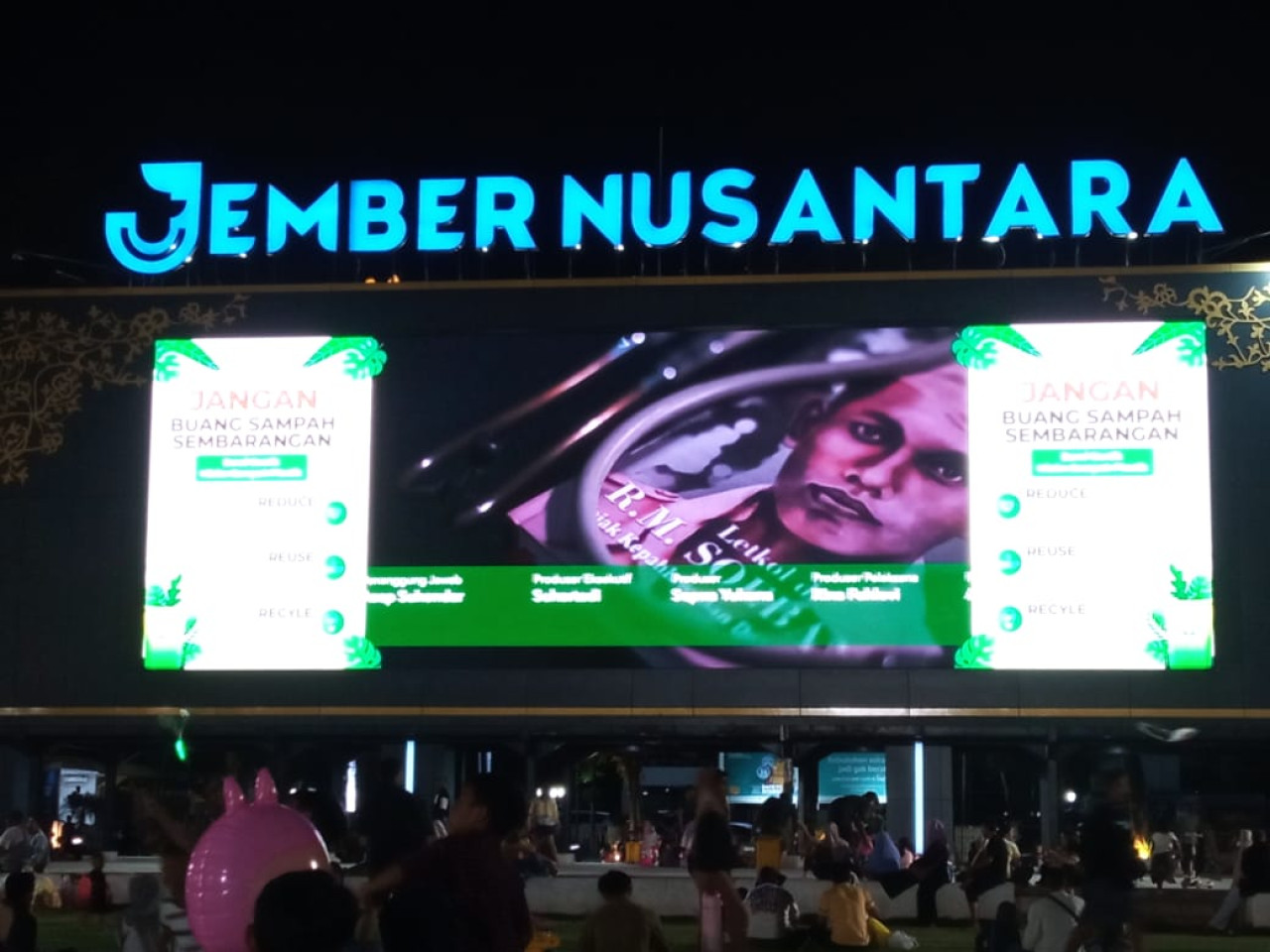 Warga Jember serbu alun-alun (foto: Kominfo Jember for jatimnow.com)