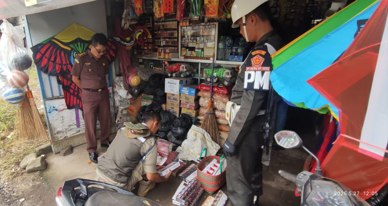 Operasi rokok ilegal menyisir toko kelontong di Jember (foto: Kominfo Jember for jatimnow.com)