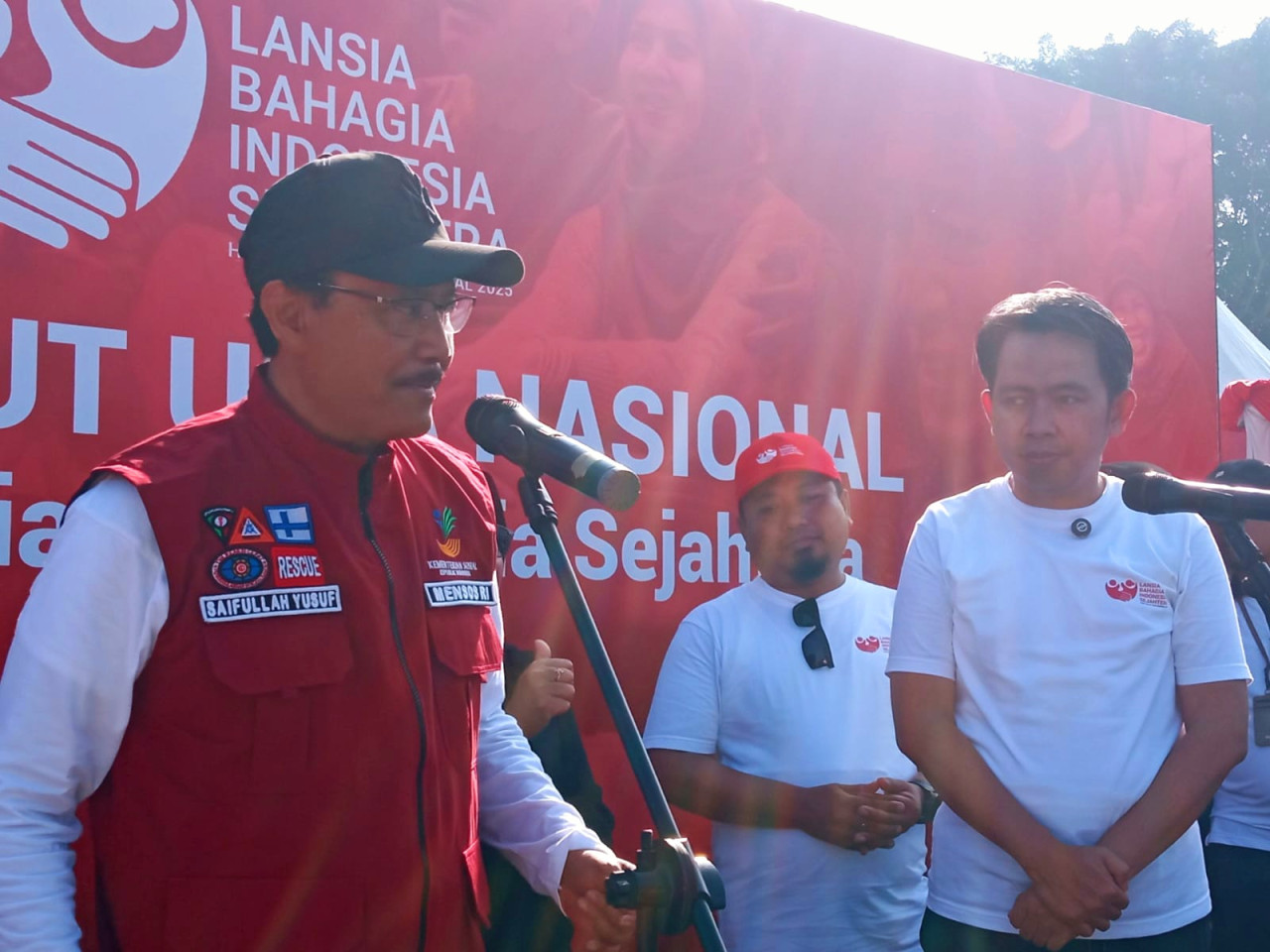 Gus Ipul (kiri) dan Muhammad Fawait (kanan) dalam acara Peringatan Hari Lansia Nasional di Jember (foto: Sugianto/jatimnow.com)