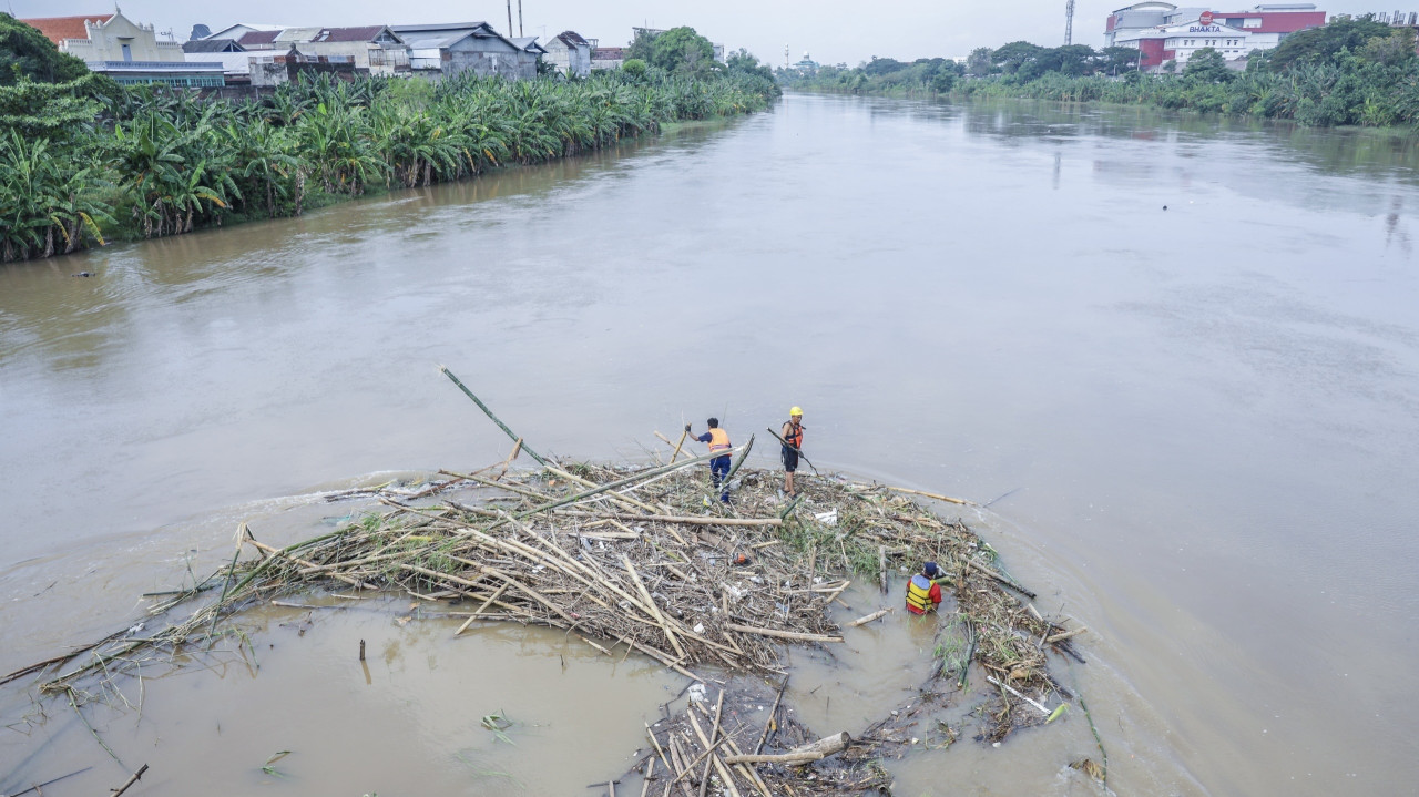 Tumpukan sampah di Jembatan Lama Kota Kediri. (Foto: Pemkot Kediri/jatimnow.com)