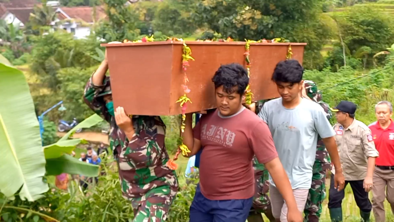 Pemakaman korban longsor Trenggalek (foto: Bramanta/jatimnow.com)