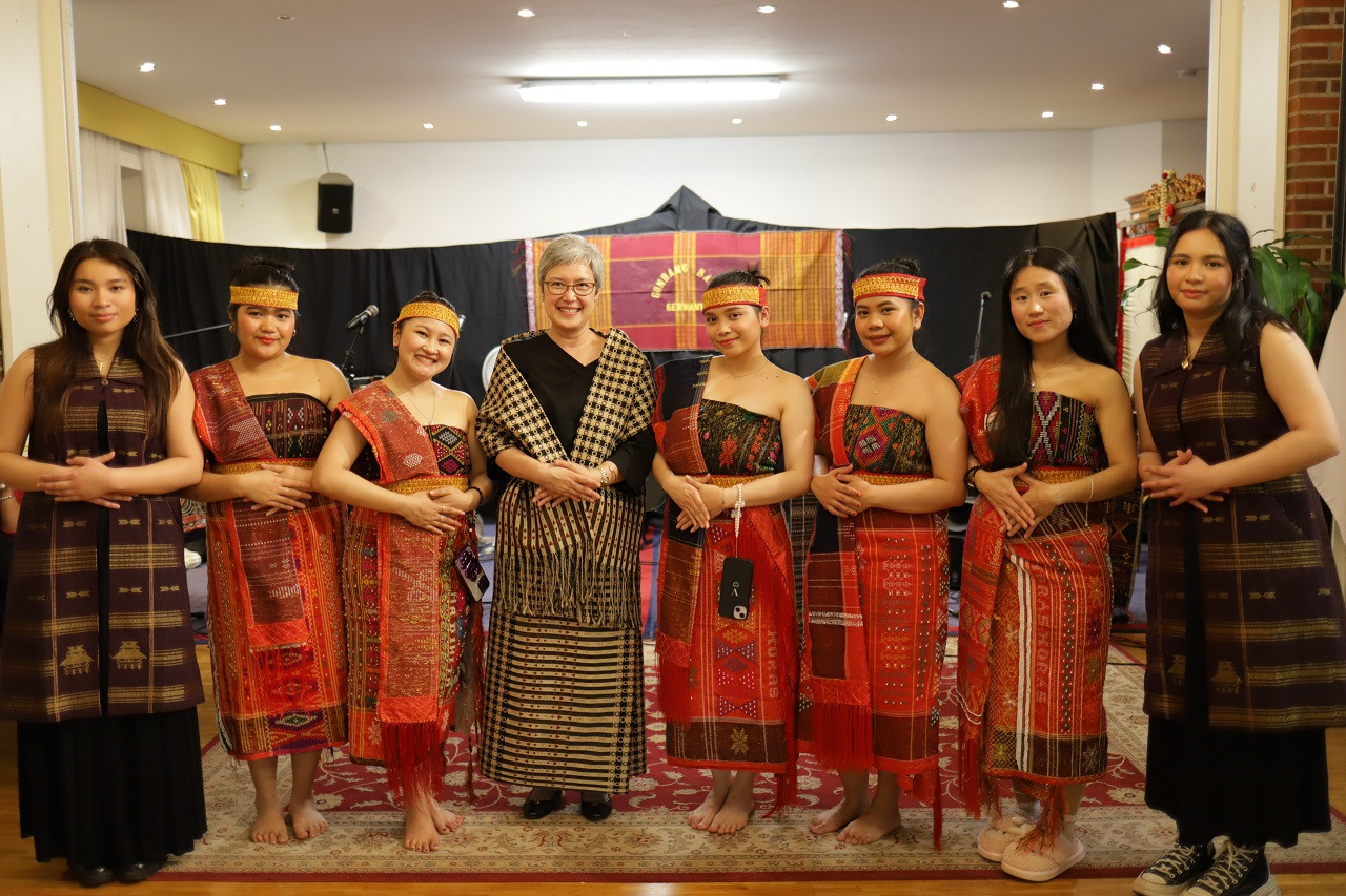 Konjen RI Hamburg bersama para penari. (Foto: dok. KJRI for jatimnow.com)