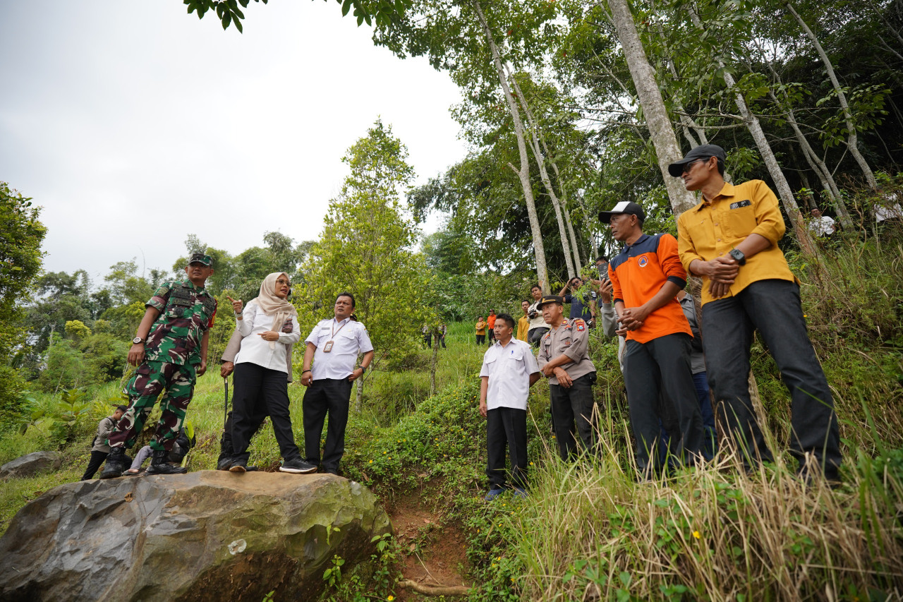 Pemkab Kediri cek lokasi banjir dan longsor di Mojo. (Foto: Pemkab Kediri/jatimnow.com)