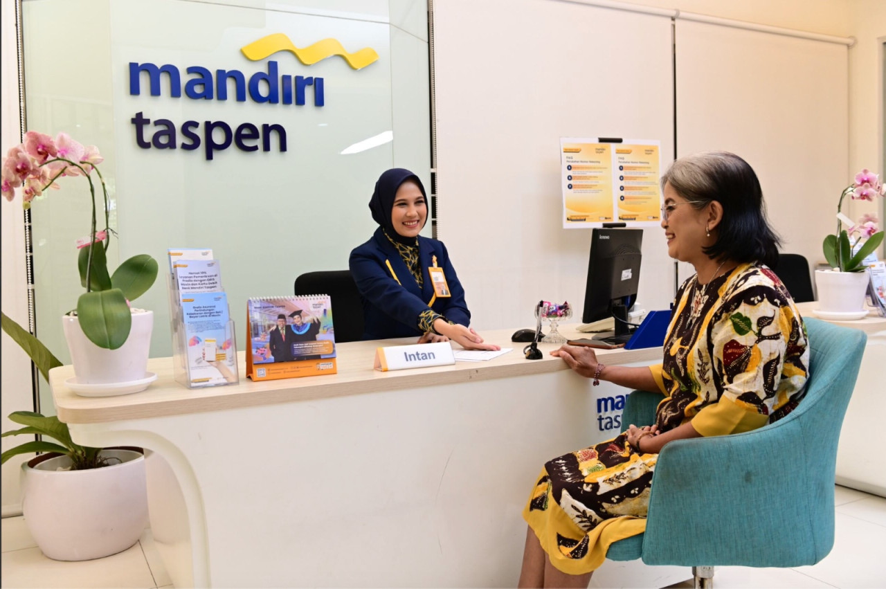 CS Bank Mandiri Taspen sedang menjelaskan produk Mantap Auto Loan (MAL) kepada seorang nasabah (parto for jatimnow)