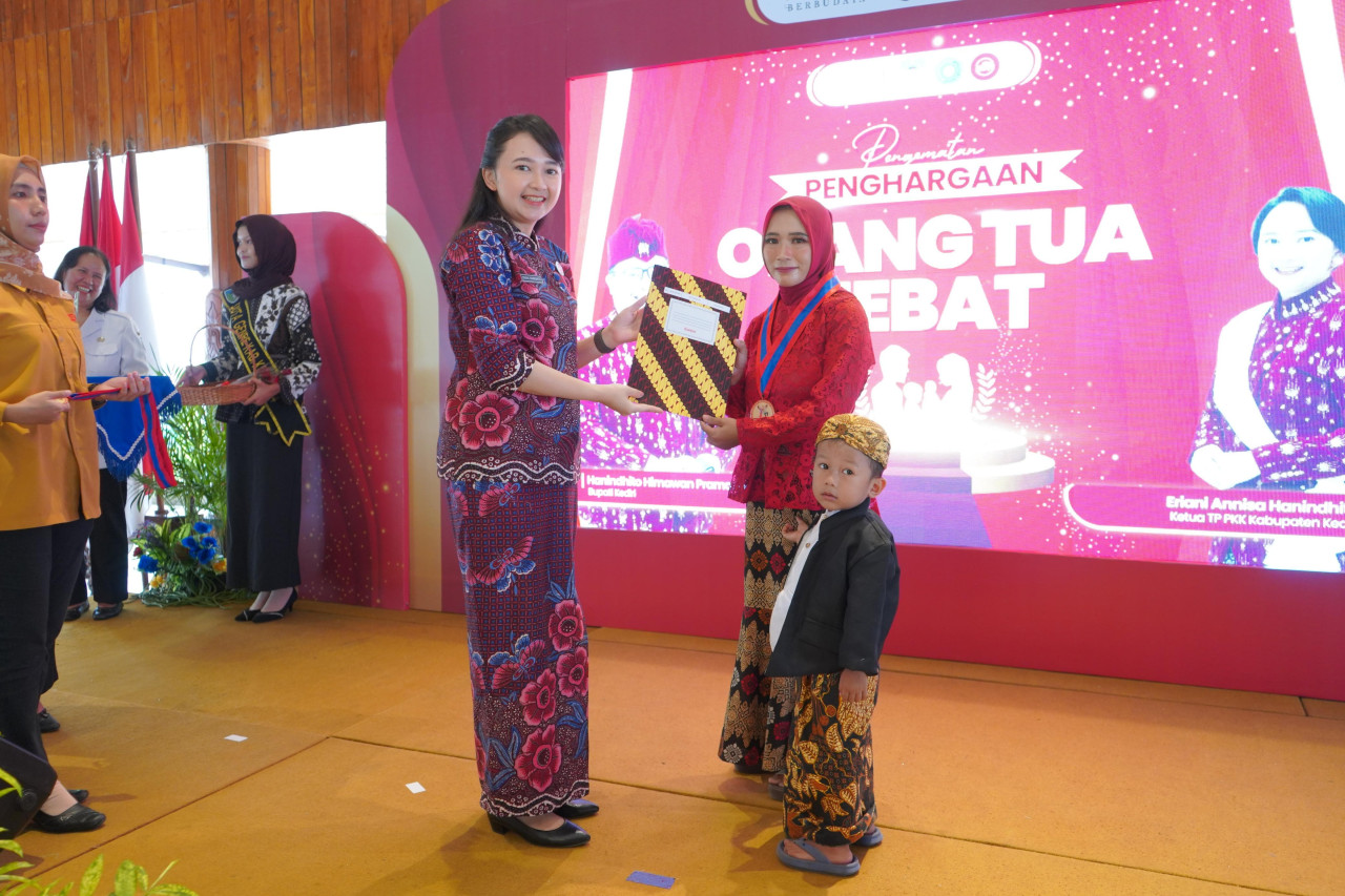 Penghargaan orang tua hebat. (Foto: Pemkab Kediri/jatimnow.com)