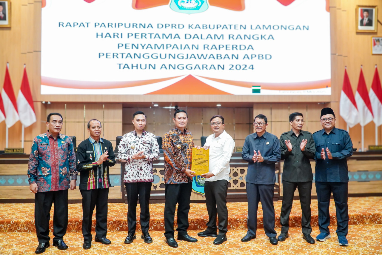 Bupati Lamongan Yuhronur Efendi saat menyampaikan laporan pertanggungjawaban kepada Ketua DPRD Lamongan M. Freddy. (Foto : Humas Pemkab Lamongan for jatimnow.com)