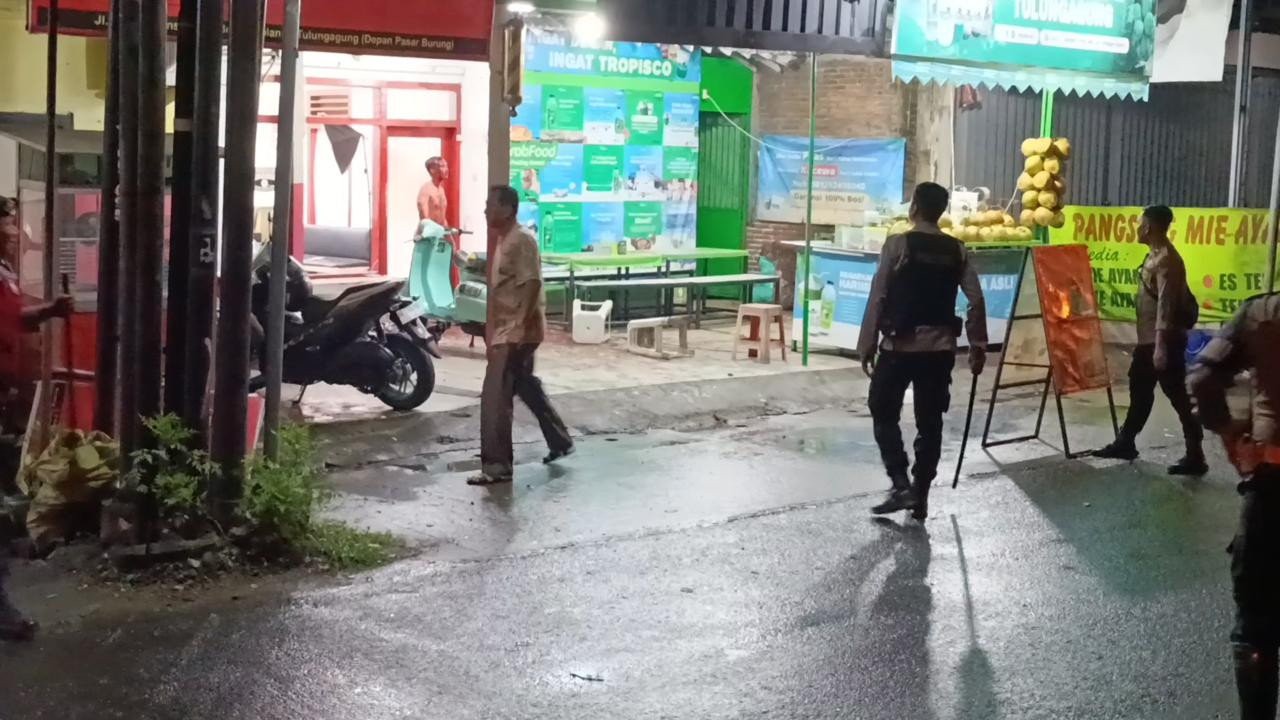 Pria Tanpa Busana Ngamuk dan Rusak Barbershop di Tulungagung