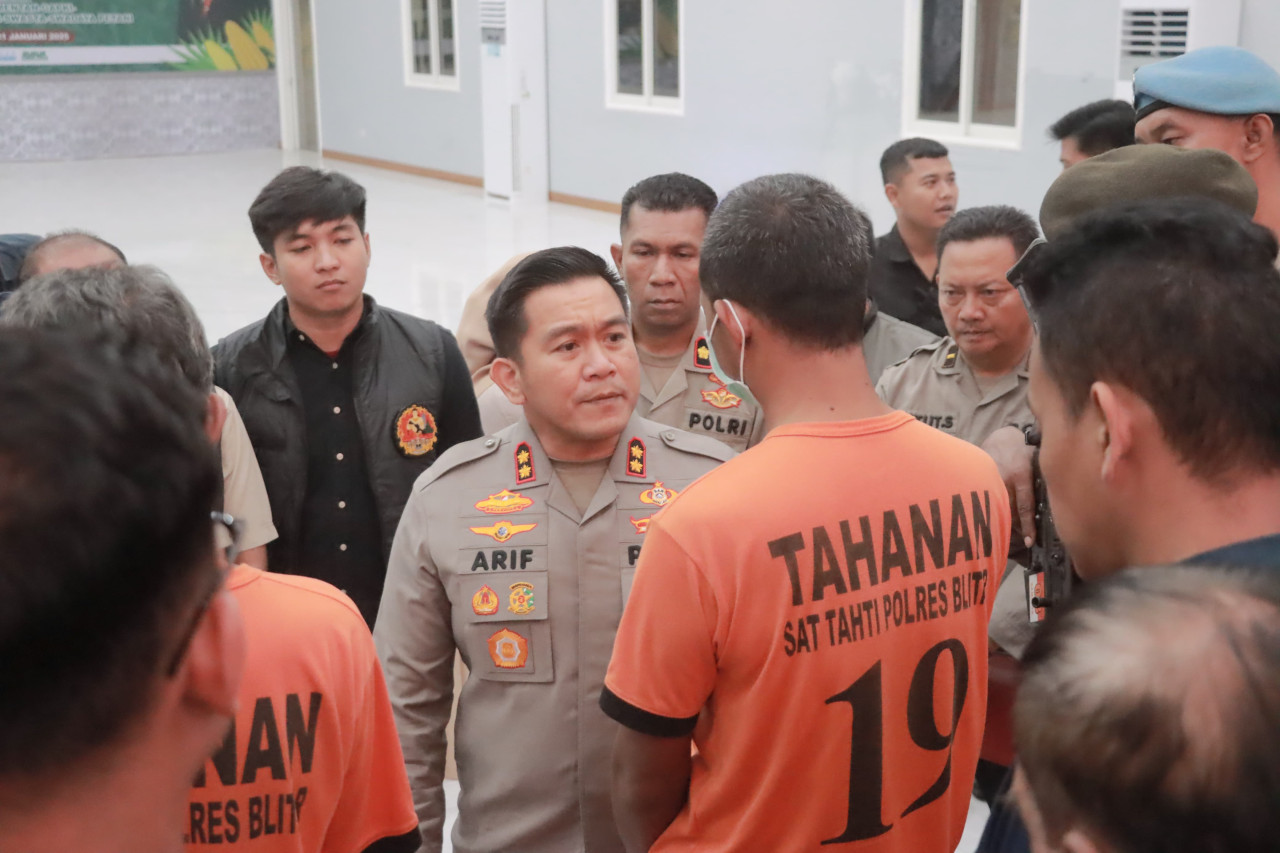 Kapolres Blitar, AKBP Arif Fazlurahman saat bertanya ke tersangka pencabulan anak asuh. (Foto: Polres Blitar/jatimnow.com)