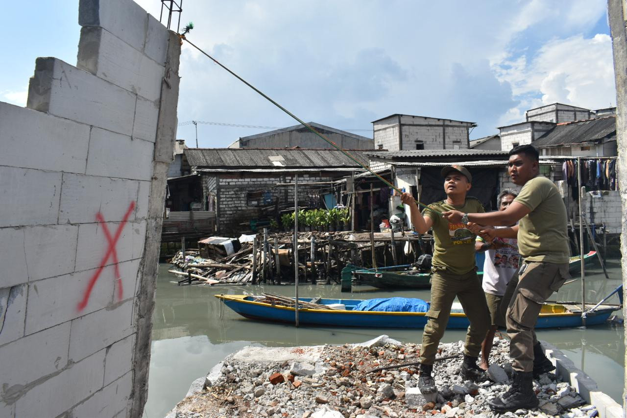 Bangunan Liar di 200 Meter Awal Sungai Kalianak Surabaya Mulai Dirobohkan