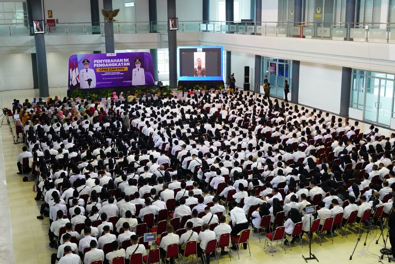 Mas Dhito dalam sambutannya secara virtual di acara penyerahan surat keputusan pengangkatan CPNS dan PPPK formasi tahun 2024. (Foto: Pemkab Kediri/jatimnow.com)