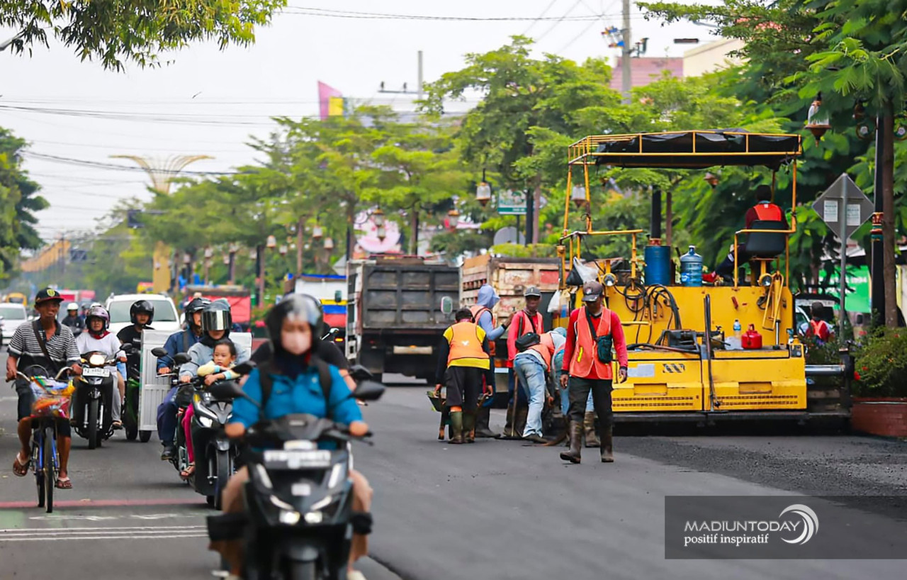 Proses pengaspalan jalan. (Foto: madiuntoday)