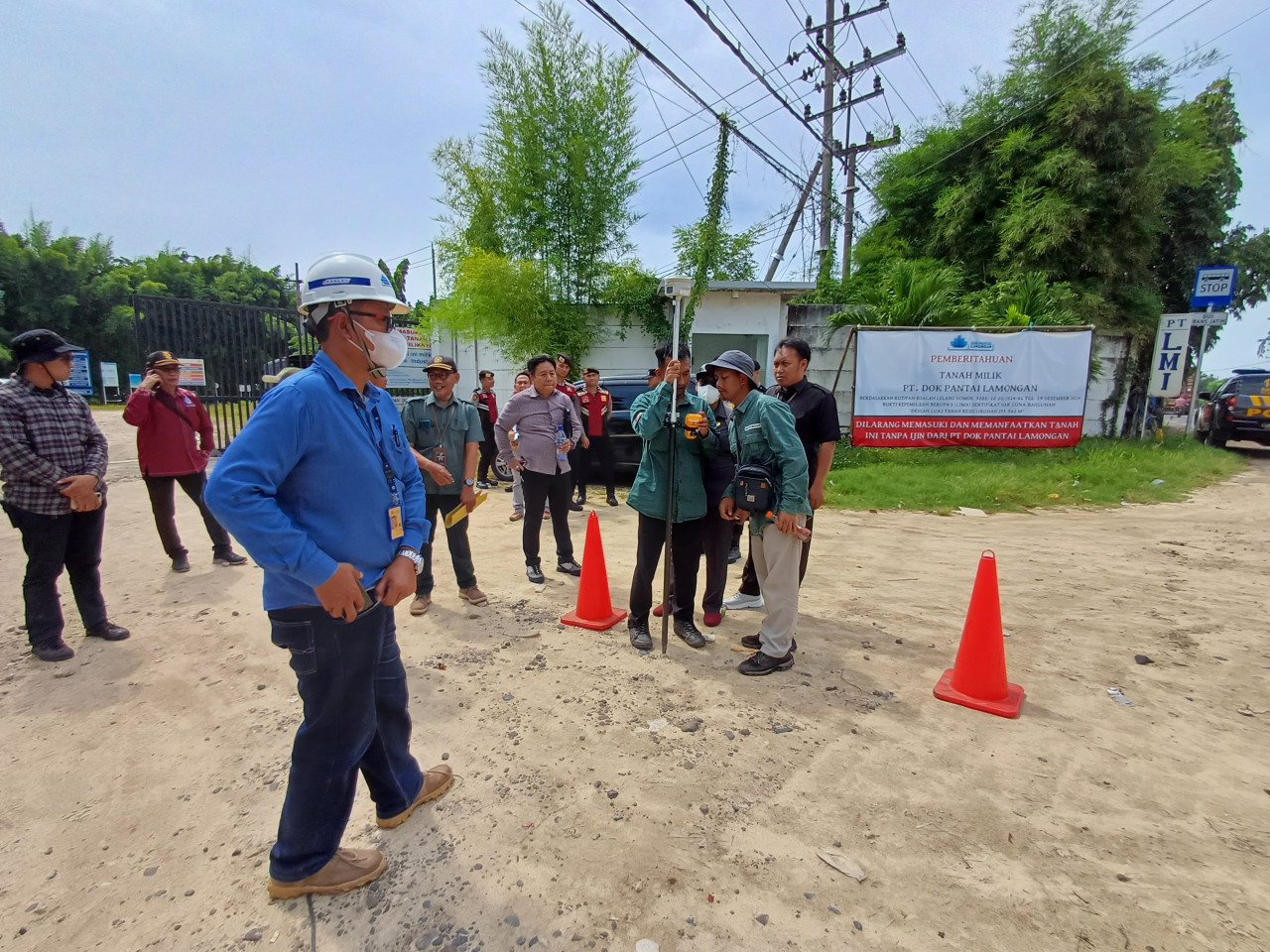 Proses pengukuran luas area sengketa lahan 2 perusahaan kapal Lamongan oleh PN dan BPN. (Foto: Adyad Ammy Iffansah/jatimnow.com)