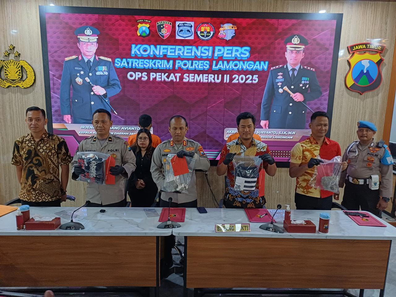 Giat ungkap hasil Ops Pekat II Semeru 2025 di wilayah hukum Polres Lamongan. (Foto: Adyad Ammy Iffansah/jatimnow.com)