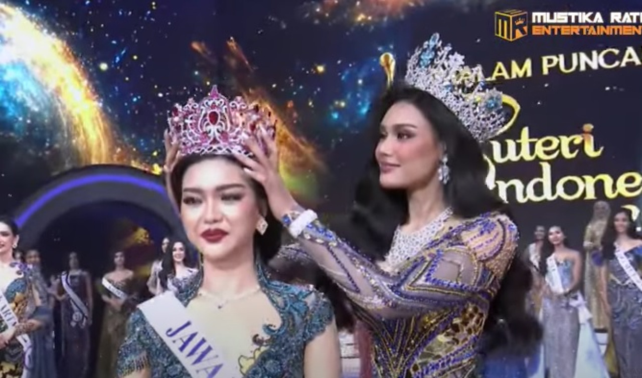 Puteri Indonesia 2024, Harashta Haifa Zahra memberikan mahkota kepada Firsta Yufi Amarta Putri sebagai Puteri Indonesia 2025. (Foto: tangkapan layar akun YouTube Official Puteri Indonesia for jatimnow.com).