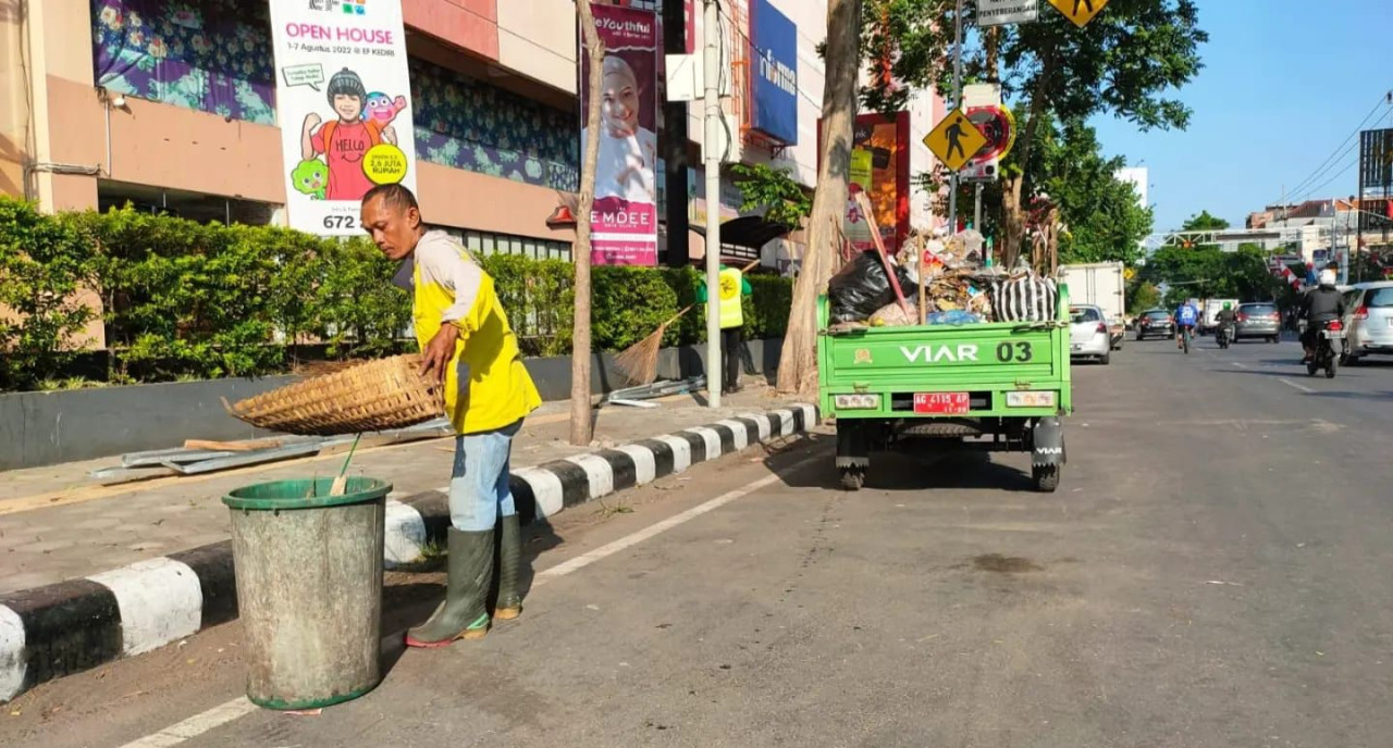 Petugas DLHKP saat menyapu jalan protokol Kota Kediri. (Foto: DLHKP/jatimnow.com)