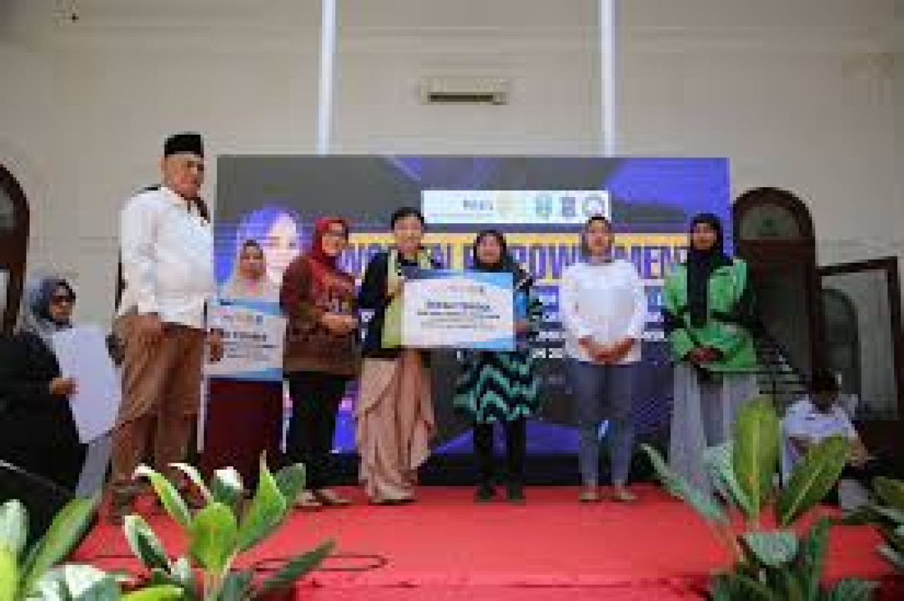 Penyerahan bantuan untuk ojol dan pelaku UMKM di Surabaya. (Foto: dok Pemkot Surabaya)