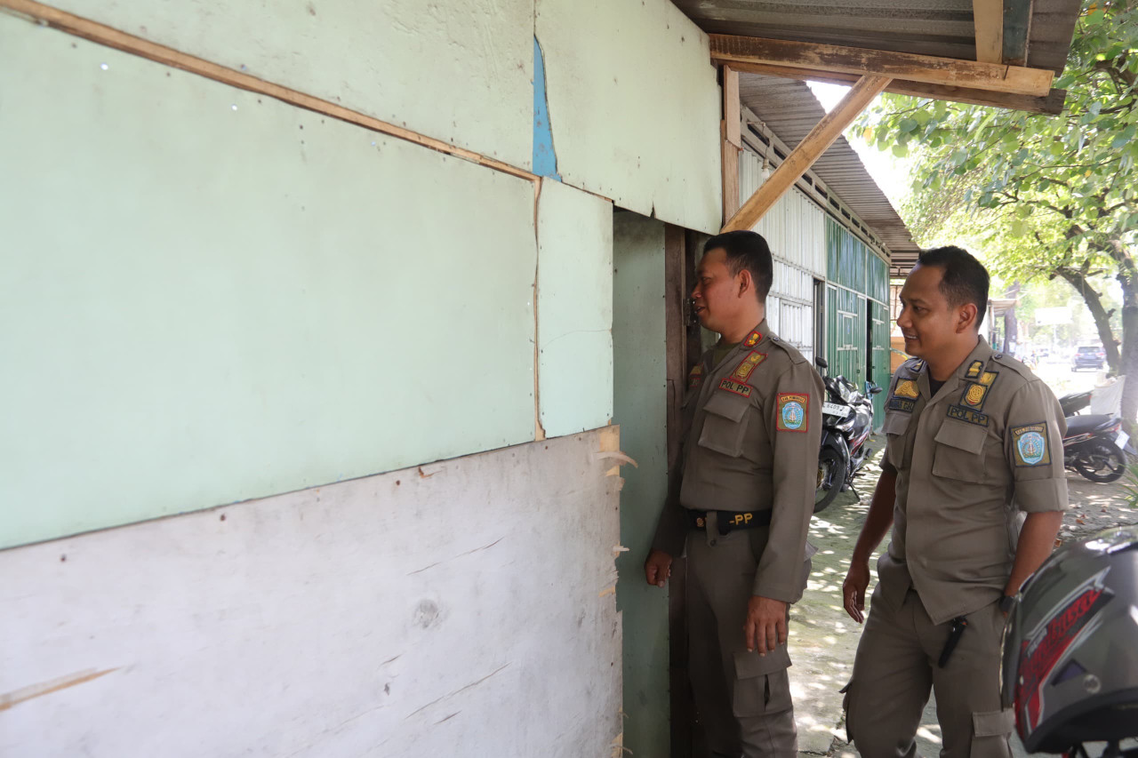 Penertiban warkop prostitusi di Siman Ponorogo. (Foto: Ahmad Fauzani/jatimnow.com)