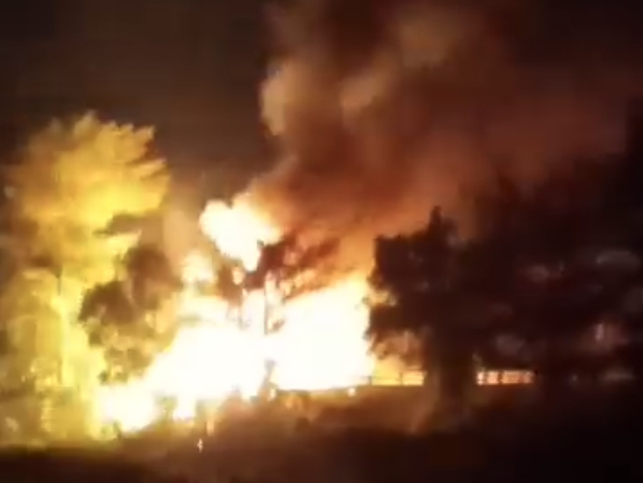 Truk berkobar hebat disertai ledakan beruntun (tangkapan layar)