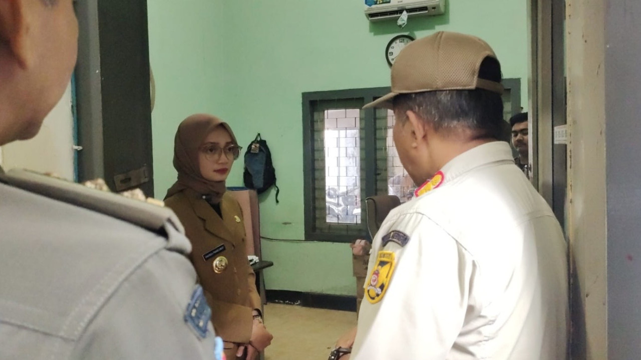 Mbak Vinanda saat sidak di kantor Satpol PP Kota Kediri. (Foto: Yanuar Dedy/jatimnow.com)