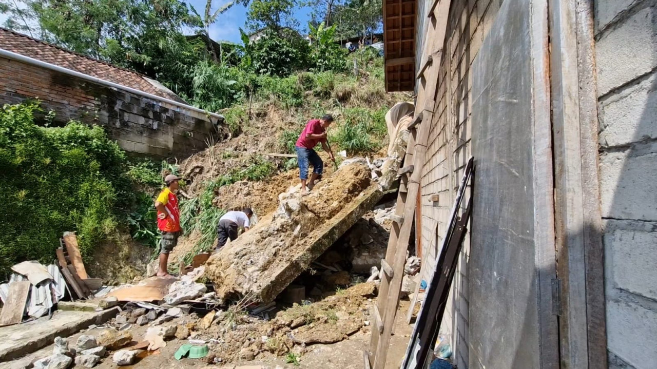 Kondisi rumah rusak karena longsor di Ponorogo. (Foto: Ahmad Fauzani/jatimnow.com)