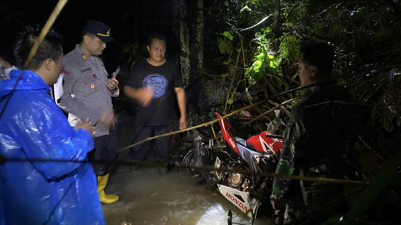 Wanita di Tulungagung Hilang Terseret Arus Sungai saat Seberangi Jembatan