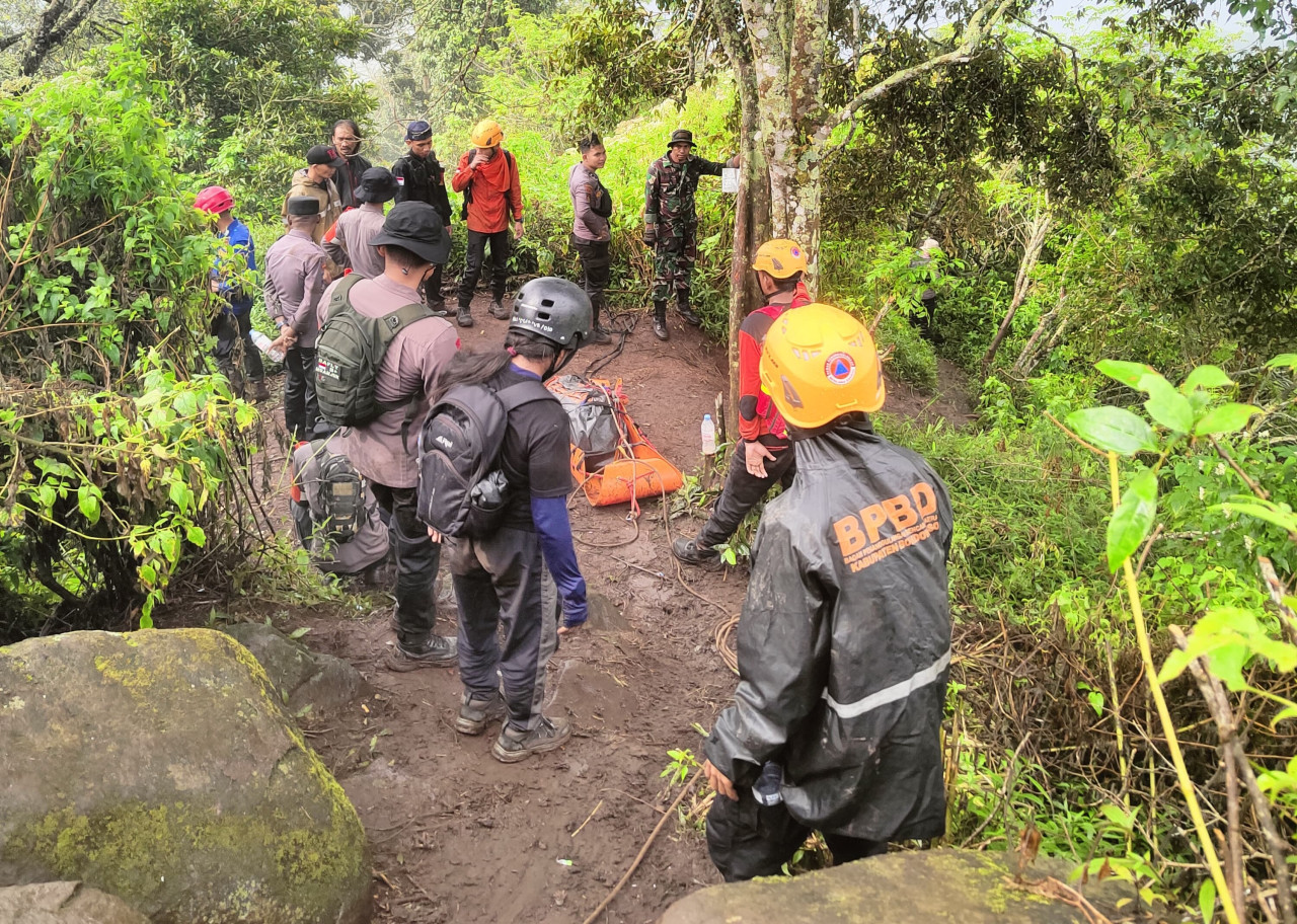 Tim gabungan melakukan evakuasi siswa SMKN 5 Jember yang mendaki  Gunung Saeng yang hilang (Foto: Ocha for jatimnow.com)