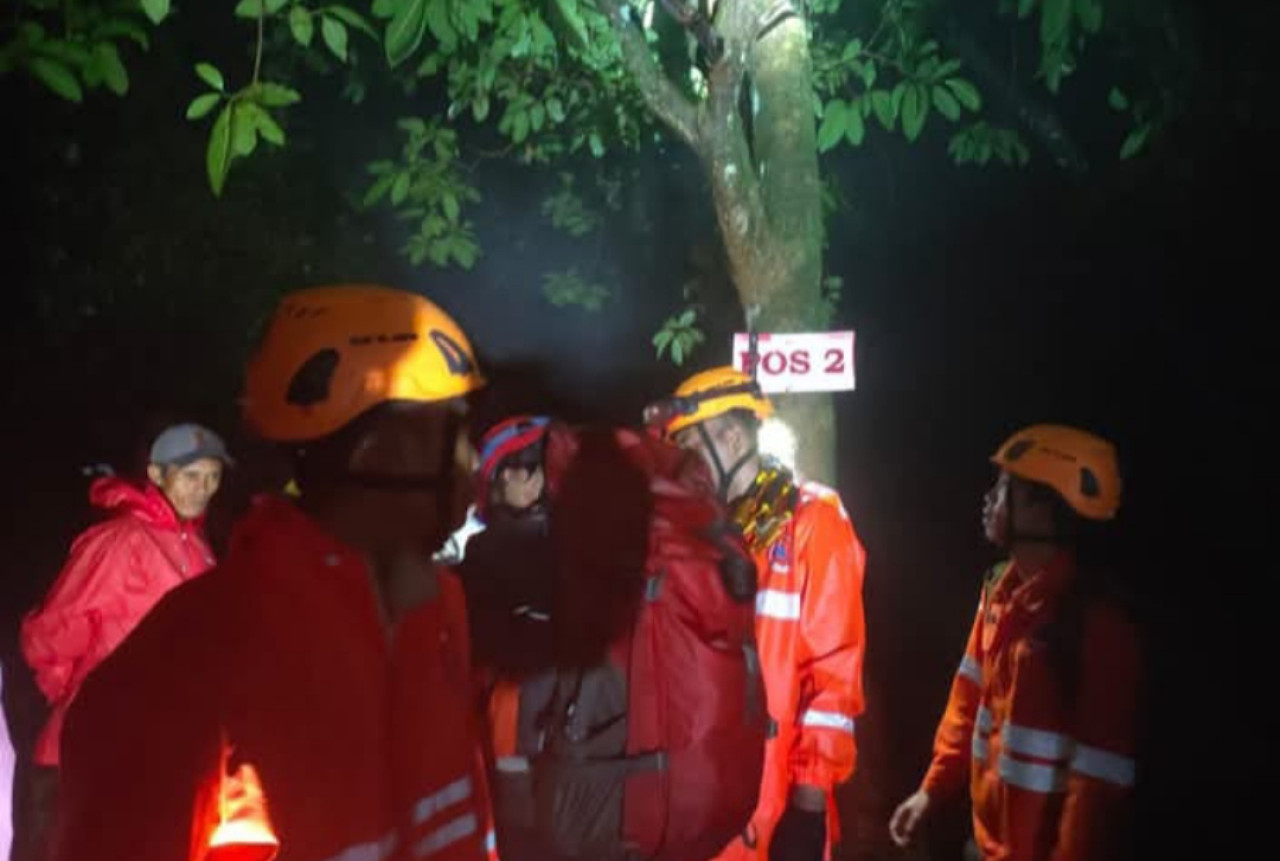 Tim SAR sedang melakukan pencarian (Foto: Atta for jatimnow.com)