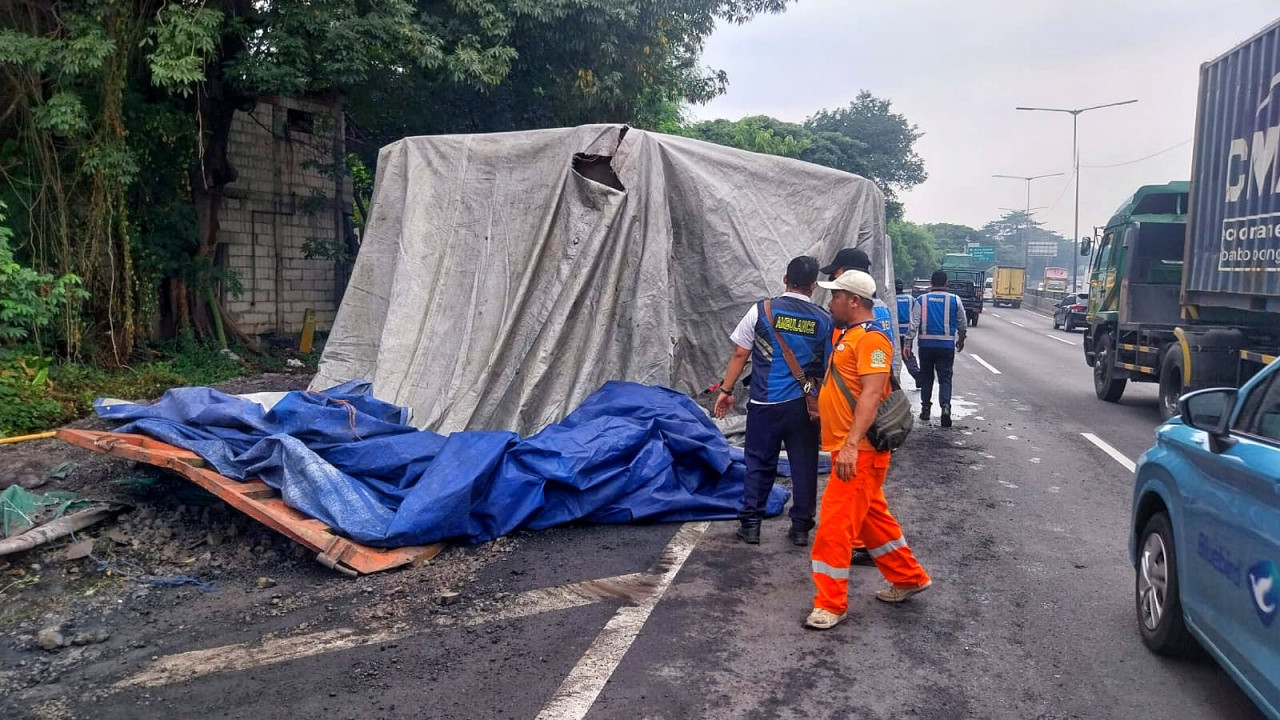 Truk Muatan Batu Bara dari Gresik Menuju Malang Terguling di Tol Perak Arah Waru