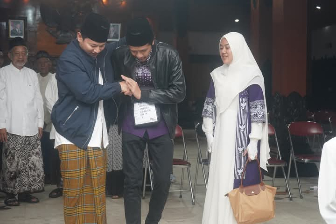 Prosesi pemberangkatan CJH Trenggalek, Wabup Trenggalek Syah M Natanegara bersama istri saat hendak bernagkat. (Foto: Bramanta Pamungkas/jatimnow.com)