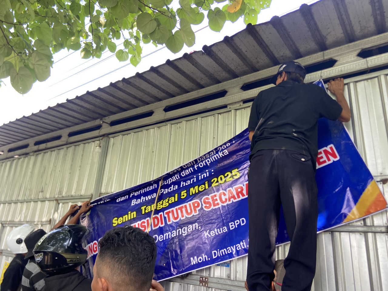 Penyegelan berlangsung di Jalan Raya Ponorogo-Trenggalek, Desa Demangan, Kecamatan Siman, Senin (5/5/2025).