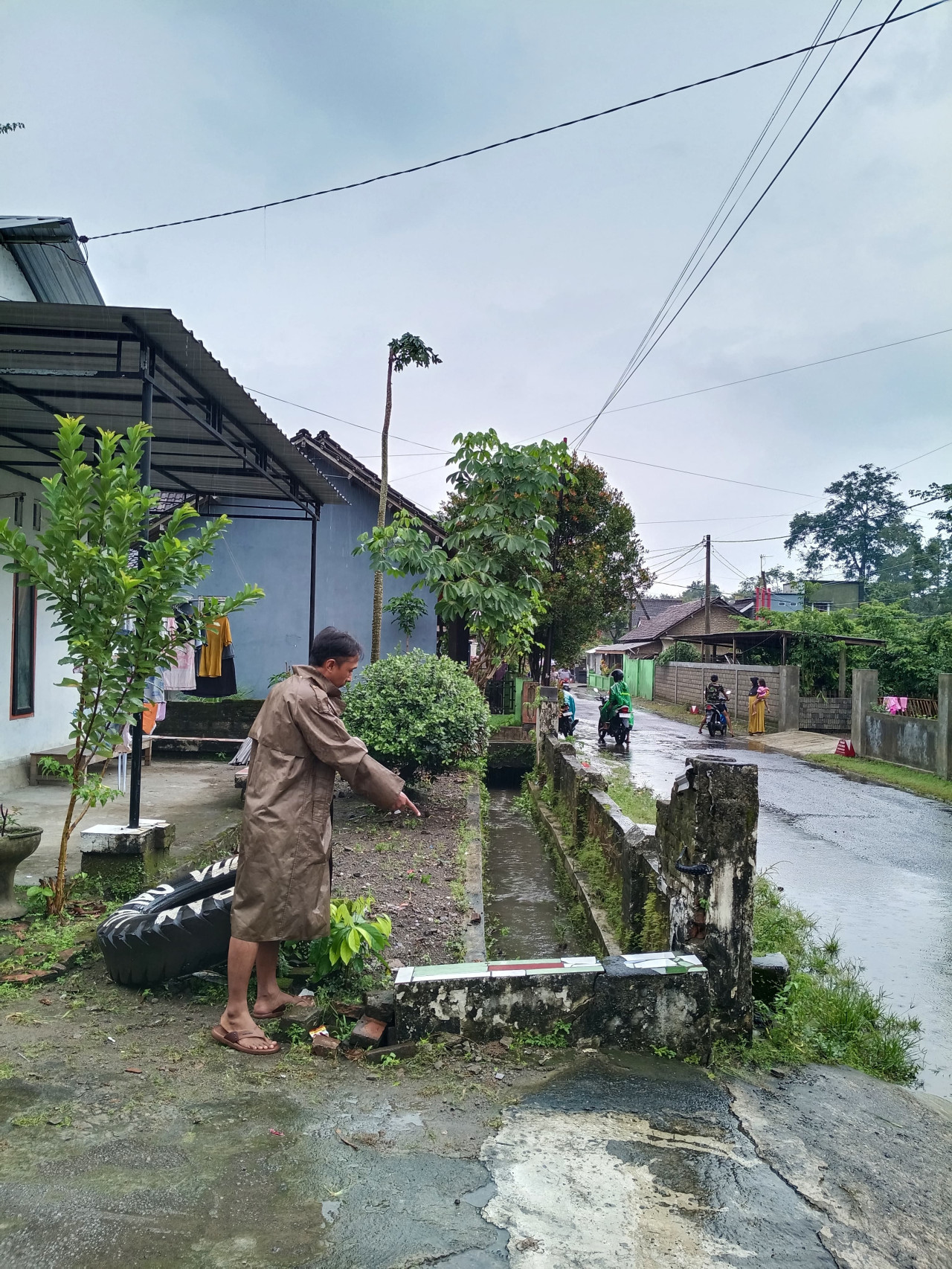 Warga menunjukan balita terakhir di lihat (foto: Bramanta/jatimnow.com)