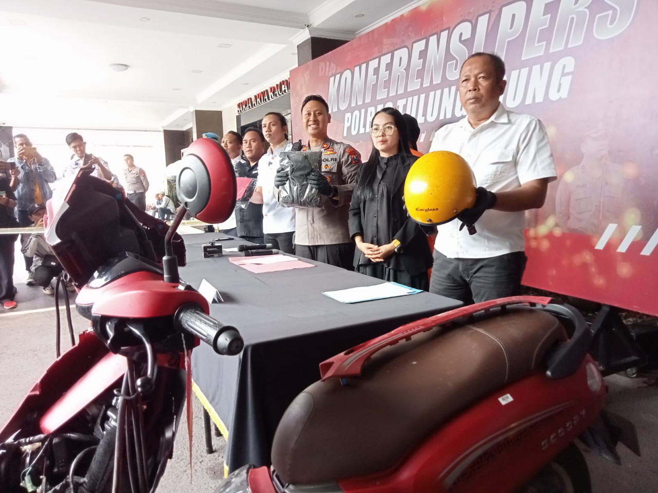 Keduanya diamankan di Mapolres Tulungagung (foto: Bramanta/jatimnow.com)