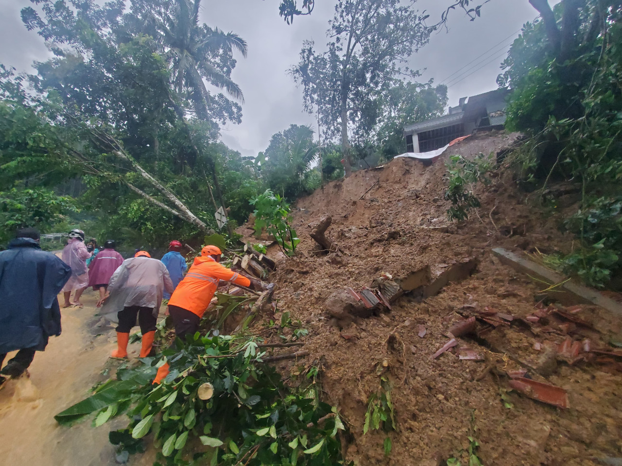 Proses pencarian 6 warga hilang (foto: Bramanta/jatimnow.com)