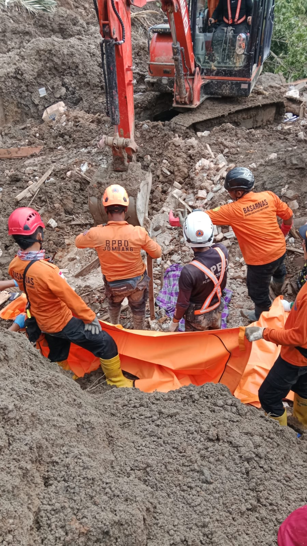 Evakuasi korban longsor (foto: Bramanta/jatimnow.com)